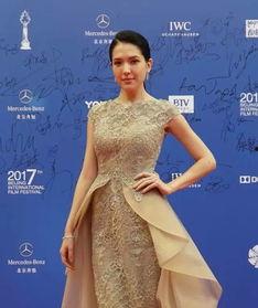 红毯明星网红对比视频,华丽与接地气的视觉对比