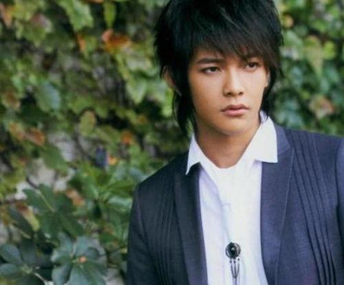 特别红的男明星网红,揭秘特别红的男明星网红的璀璨人生