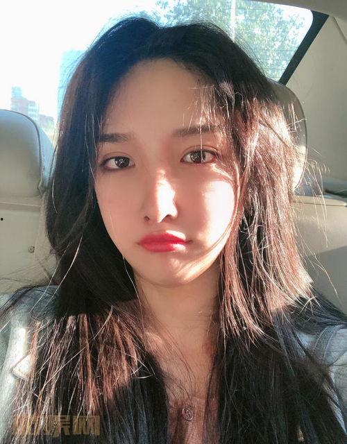 网红艾比照片明星网,明星网热议其独特魅力